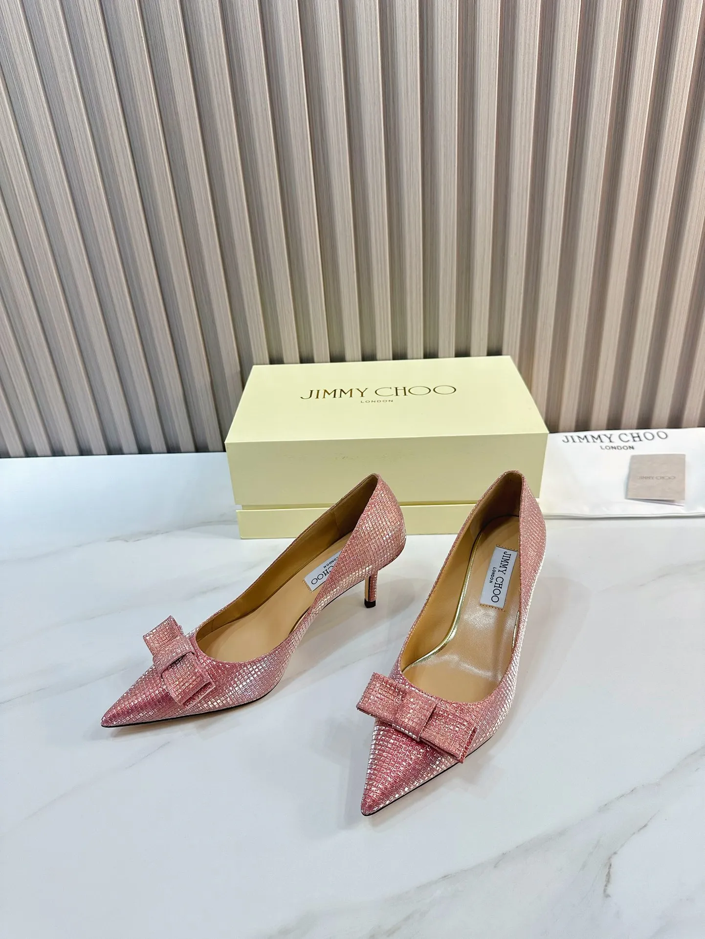 👟👟Ex-factory price 620👟👟 JIMMY CHOO (Jimmy CHOO) 💝💝💝 is a very comprehensive noble fashion lifestyle brand, with a series of women's high-heeled, medium-heeled, flat-heeled sandals with the same straps from major fashion bloggers and celebrities in Hong Kong and the United States.  The Australian pointed toe, round toe and square toe series are simply beautiful. Fall in love with elegance and playful sense of the future. Just by looking at them, you want to own them immediately, but you can really think about a pair of exquisite high heels~~~~~~~~~~~~~~~~~ 💝This series is specially designed for extraordinary and indifferent ladies, thus creating a unique overall effect, Jimmy Choo Design products that inspire women to move forward and show their charm💝💝💝 1⃣️Material: Imported cowhide 2⃣️Inner: Imported Italian lambskin, super soft and delicate 3⃣️Outsole: Imported Italian original original color genuine leather outsole Heel height 6.5 4⃣️Code number: 35 to 39 (34, 40, 41 customized)